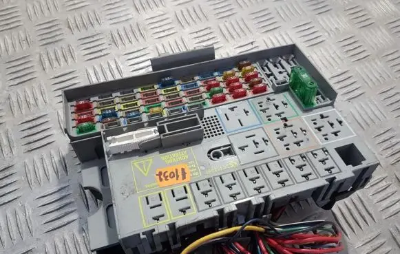 Opel Zafira A Fuse box set 24412497 24431677