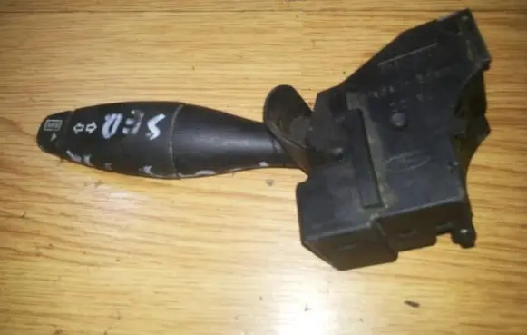Ford Focus Indicator stalk 98ag13335be