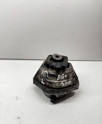 BMW 5 E60 E61 Engine mount bracket 6770641 22116770641