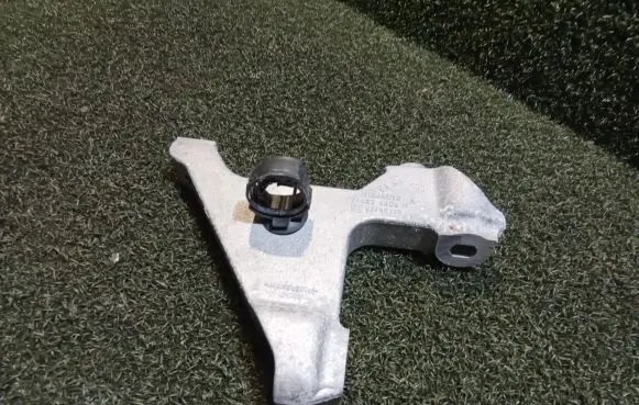 Gearbox mounting bracket