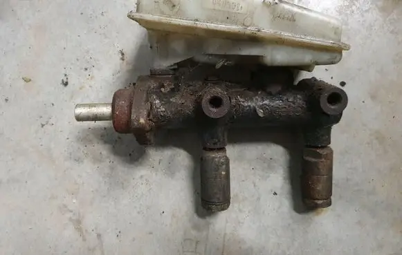 Volkswagen Golf I Master brake cylinder 321611307B