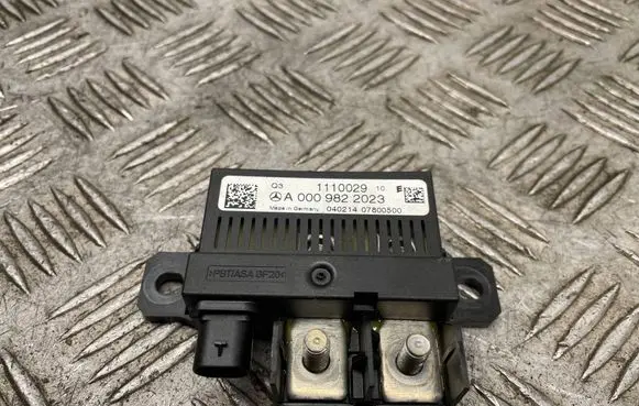 Mercedes-Benz C W204 Charging relay A0009822023