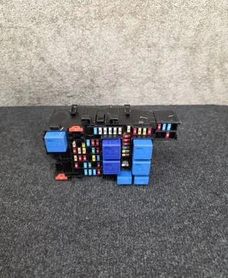 Renault Captur II Fuse module 243805499R 252301716R 252300973R