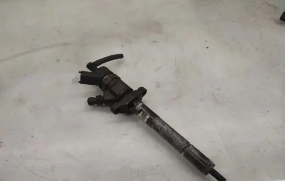Volvo C30 Fuel injector 328480
