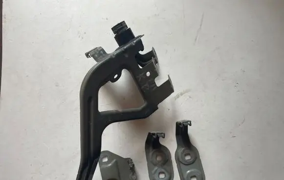 BMW 5 F10 F11 Fender mounting bracket 7183752