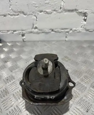 Engine mount bracket