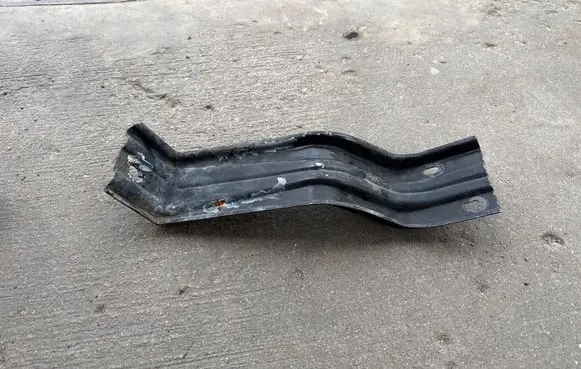 Radiator mount bracket