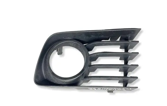 Toyota Prius (NHW20) Front fog light trim/grill 5311247030