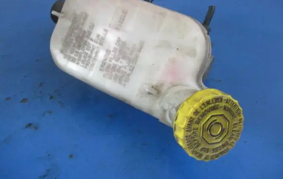 Chrysler Grand Voyager IV Master brake cylinder P04721154AB
