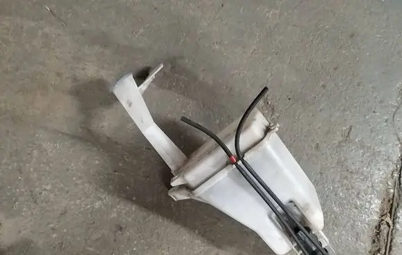Nissan Note (E12) Windshield washer fluid reservoir/tank