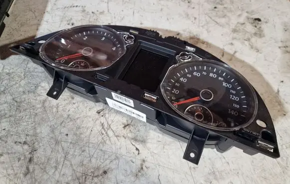Volkswagen PASSAT B7 Speedometer (instrument cluster) 3AA920970E