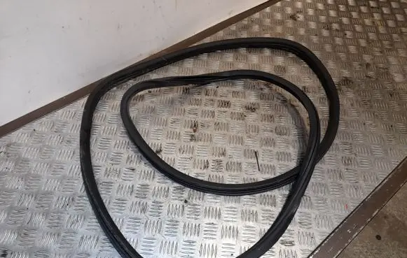 Volkswagen Touareg II Front door rubber seal 7P0867365B
