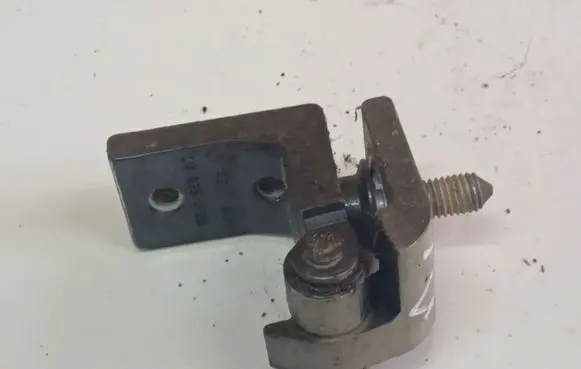 Skoda Octavia Mk2 (1Z) Rear door lower hinge 1Z0833412B