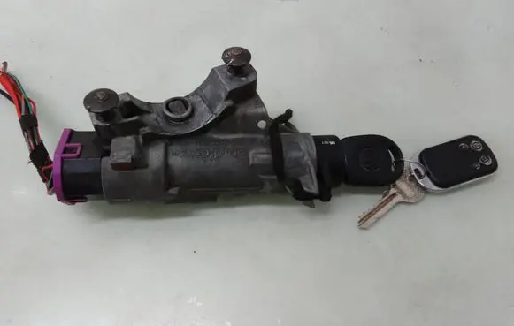 Volkswagen Polo Ignition lock 4B0905851C