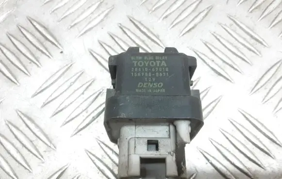 Toyota Avensis T250 Glow plug pre-heat relay 2861067010