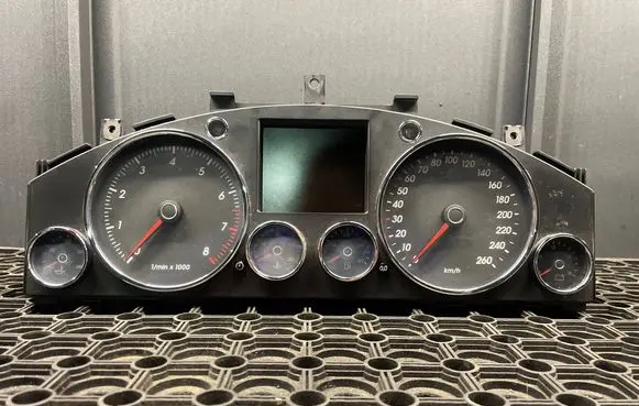 Speedometer (instrument cluster)