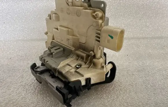 Audi A4 S4 B8 8K Rear door lock 8K0839016
