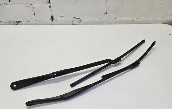 BMW 5 G30 G31 G38 Front wiper blade arm 152723