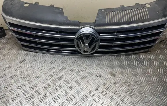 Volkswagen PASSAT CC Front grill 3C8853653A