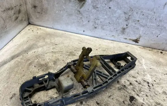 Volkswagen Touran I Front door exterior handle/bracket 1T0837886
