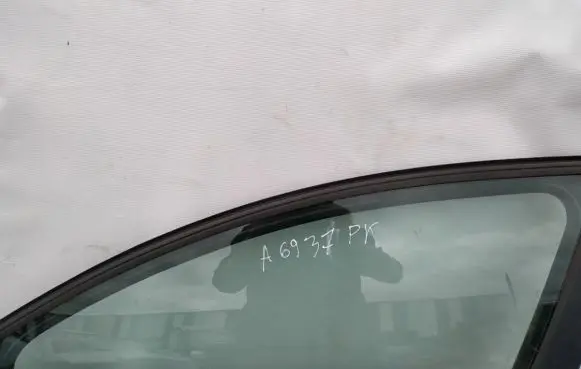Volvo V50 Front door window glass four-door