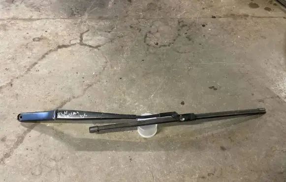 Volkswagen PASSAT B6 Front wiper blade arm 3C1955409C