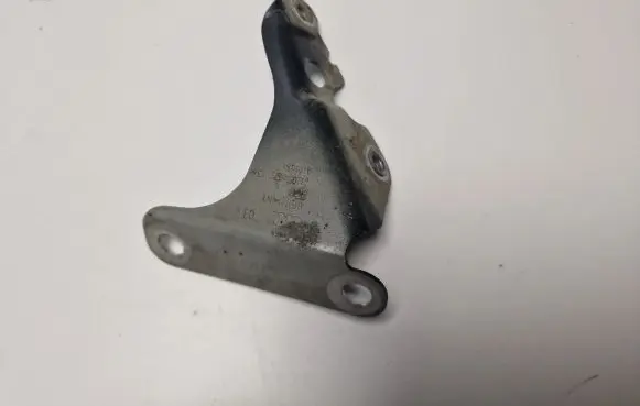 Audi Q7 4L Fender mounting bracket 4L0821136