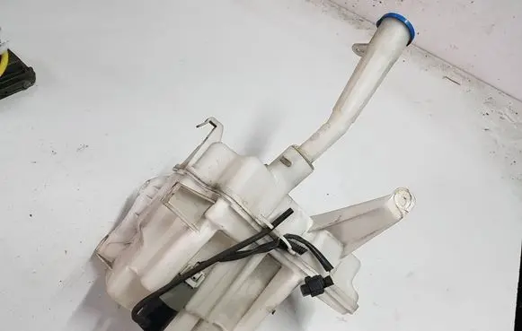 Toyota Avensis T270 Windshield washer fluid reservoir/tank 
