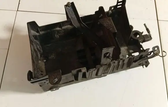 Opel Astra J Battery box tray 13308434