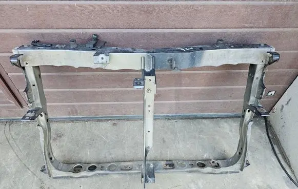 Toyota Avensis T270 Radiator support slam panel