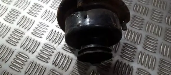 Suzuki Grand Vitara I Coil spring mount 