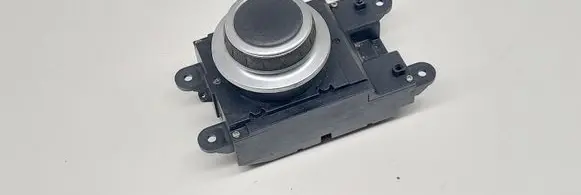 Head unit multimedia control