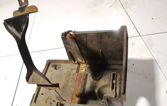 Battery box tray