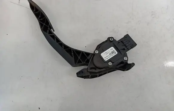 Accelerator throttle pedal