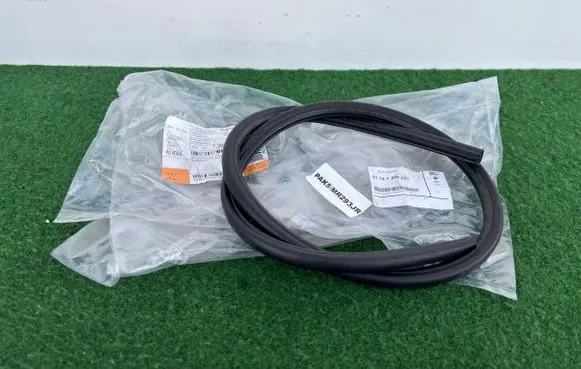 Mini Cooper Countryman F60 Front door rubber seal 51767388091