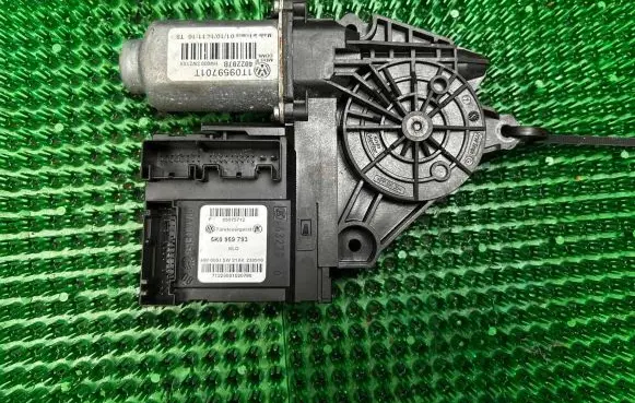 Volkswagen Caddy Front door window regulator motor 5K0959793 05075712 71223091020780