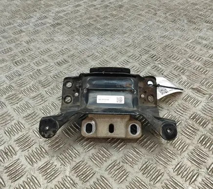 Volkswagen PASSAT B8 Engine mount bracket 5Q0199555BH