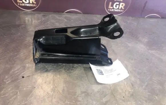 Volvo V70 Radiator mount bracket