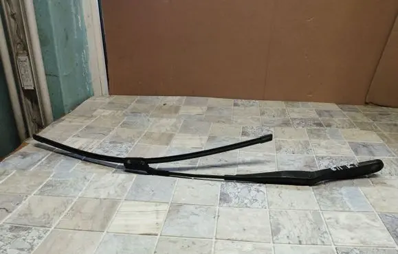 Volvo V50 Front wiper blade arm 8623159