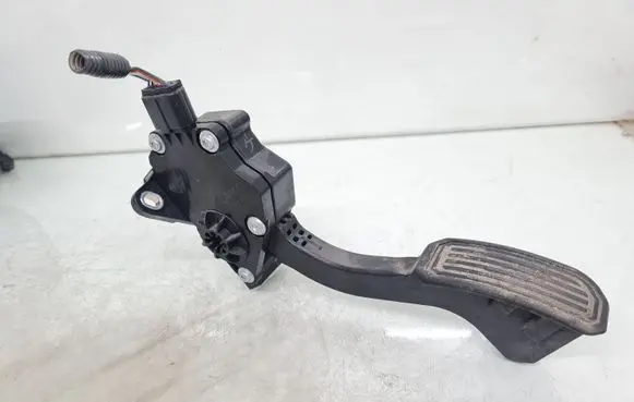 Toyota Prius+ (ZVW40) Accelerator throttle pedal 7811012050