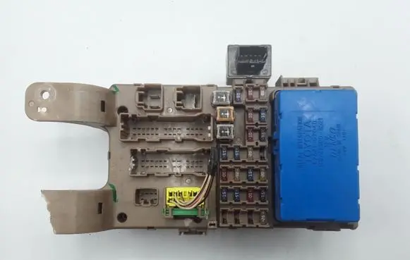 Toyota Corolla E120 E130 Fuse module 8264102040 MB2323008521
