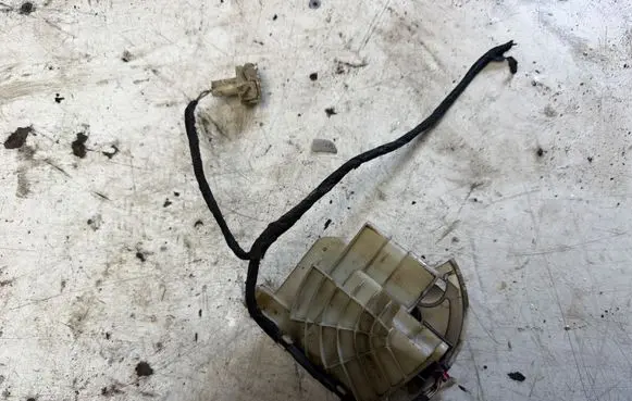 Audi A4 S4 B5 8D Air flap motor/actuator 740220460F