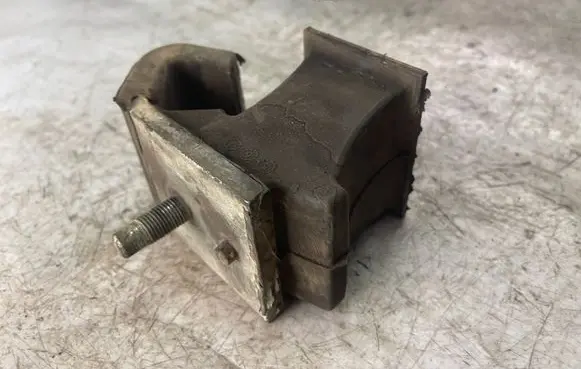 Nissan Navara D40 Engine mount bracket 11220eb300