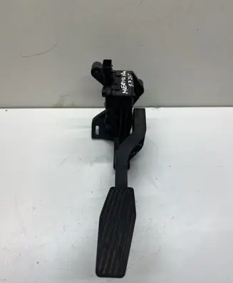 Accelerator throttle pedal