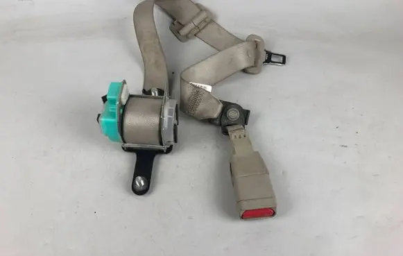 Middle seatbelt (rear)