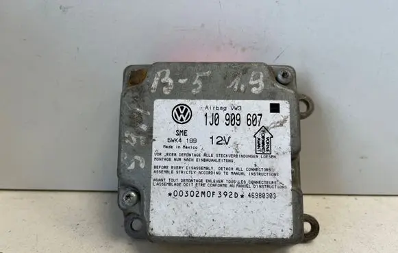 Volkswagen PASSAT B5 Airbag control unit/module 1J0909607 5WK4199