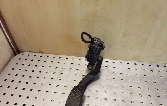 Volkswagen PASSAT B5.5 Accelerator throttle pedal 6PV00837603 8D1721523J