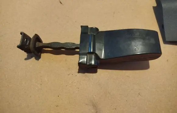 Skoda Roomster (5J) Front door check strap stopper M00626200A