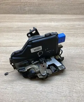 Volkswagen Touran I Rear door lock 7L0839016
