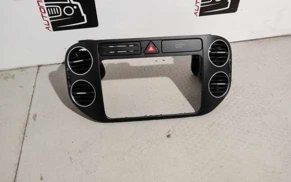 Volkswagen Golf Plus Radio/GPS head unit trim 5M0858071K